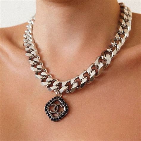 chunky chanel necklace.